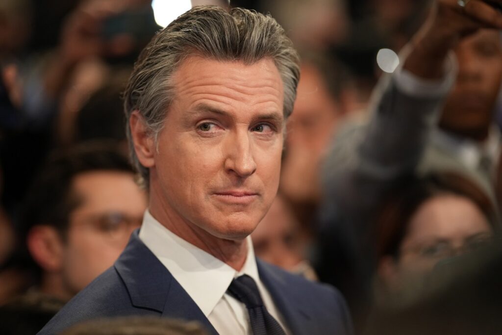 يوقع حاكم ولاية كاليفورنيا Newsom مشروع قانون السلامة من الذكاء الاصطناعى SB 53