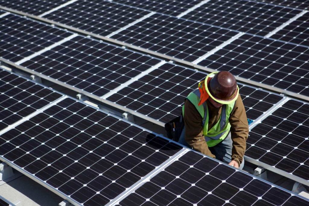ستهيمن الطاقة الشمسية على قطاع الطاقة بحلول عام 2035، لكن مراكز بيانات الذكاء الاصطناعي ستحتفظ بالوقود الأحفوري في الأعمال التجارية