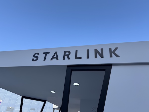 تقوم شركة Starlink بقطع الاتصال بـ 2500 مجموعة يستخدمها المحتالون في ميانمار
