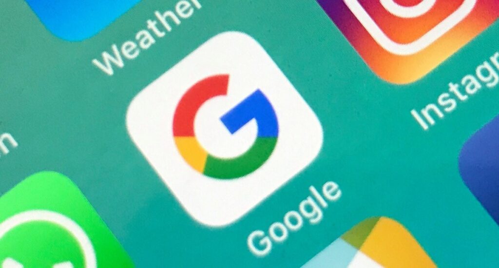 تقوم Google بتحديث ميزة البحث والاكتشاف باستخدام الإعلانات القابلة للطي وميزات الذكاء الاصطناعي والمزيد