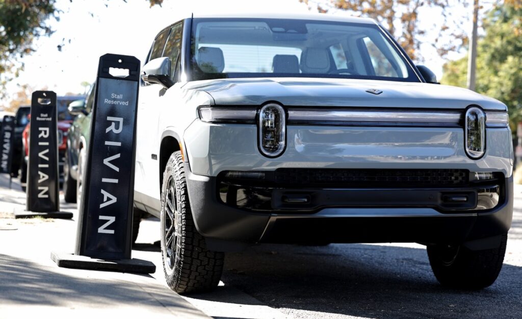 أفضل التخمين في Rivian لـ 2025 مبيعات بانخفاض بنسبة 16 ٪ عن العام الماضي