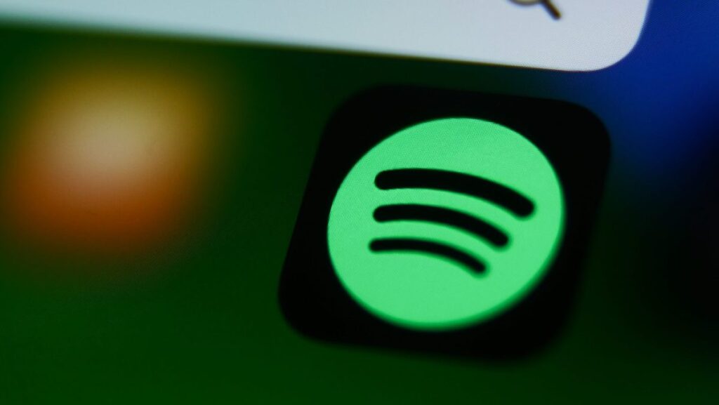 تتعاون Spotify مع شركات التسجيلات لإنشاء منتجات موسيقية مدعمة بالذكاء الاصطناعي “الفنان أولاً”.