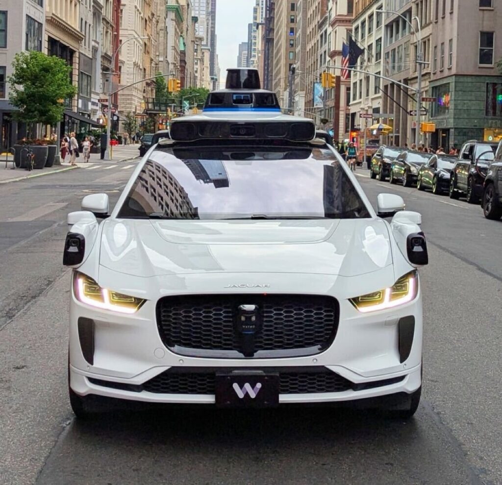يقوم المنظمون بالتحقيق في Waymo بعد أن قاد سيارة الأجرة الروبوتية الخاصة بها حول حافلة مدرسية متوقفة