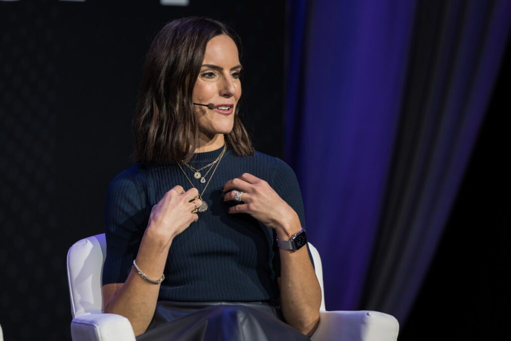 تشرح VC Jennifer Neundorfer كيف يمكن للمؤسسين أن يبرزوا في سوق الذكاء الاصطناعي المزدحم
