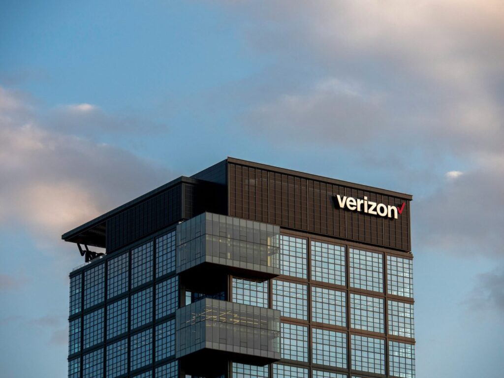 تقوم Verizon Business ببناء مسارات الألياف الضوئية باستخدام AWS للذكاء الاصطناعي للمؤسسات