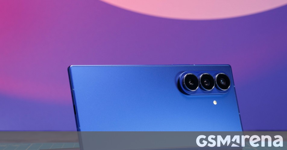 يبدو أن سامسونج تعمل على هاتف إضافي قابل للطي على شكل كتاب إلى جانب هاتف Galaxy Z Fold8