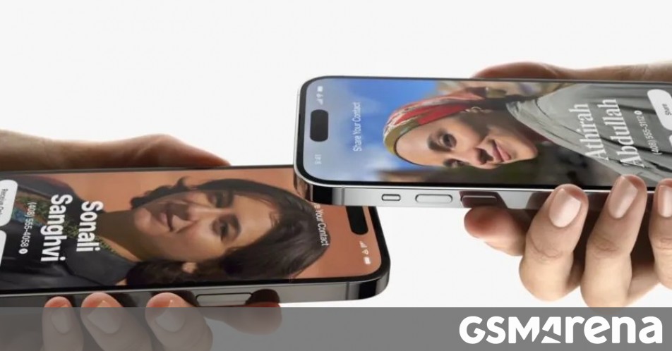 يوضح الفيديو كيفية عمل إصدار Google من NameDrop لنظام Android