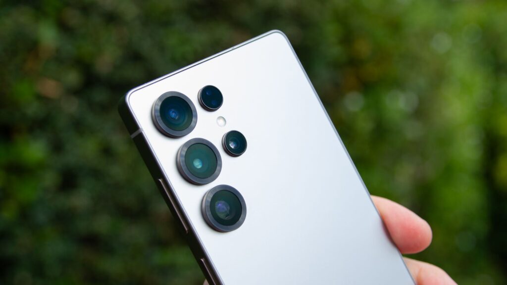 لقد قمت بتجربة أفضل كاميرات الهواتف في عام 2025 – إليك ما يحتاج Samsung Galaxy S26 Ultra إلى تقديمه إلى الطاولة في عام 2026