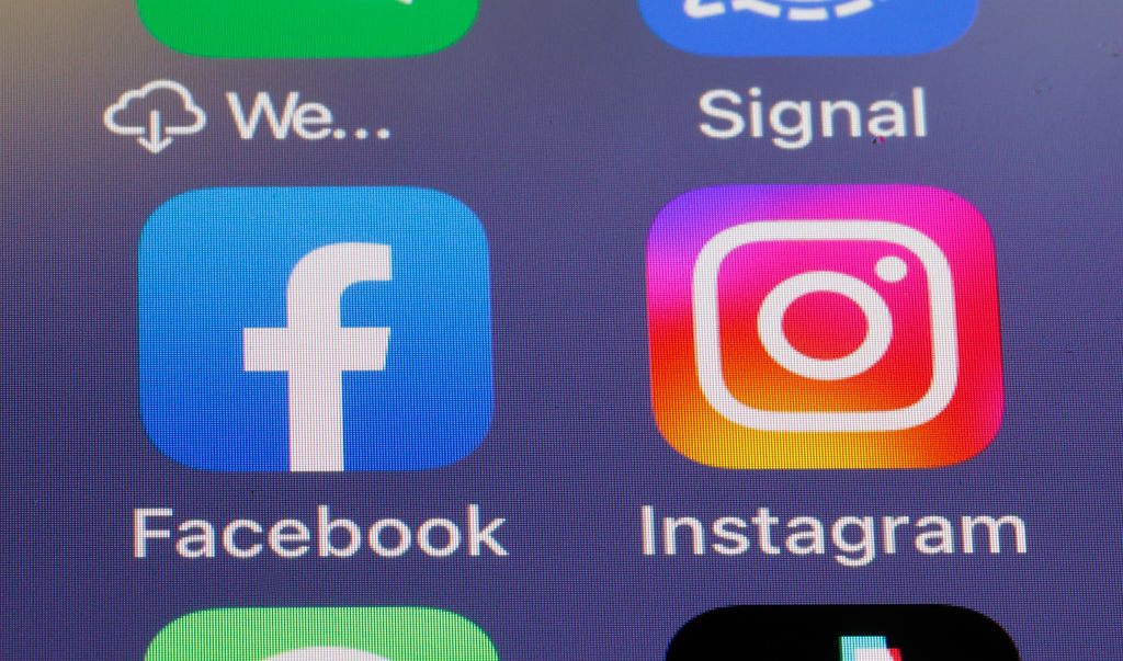 تعمل Meta على مركزية دعم Facebook وInstagram، وتختبر مساعد دعم الذكاء الاصطناعي