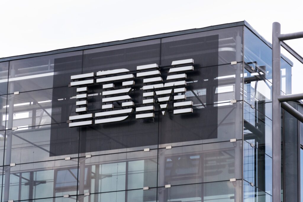 تهدف شراكة IBM-e& إلى الذكاء الاصطناعي فيما يتعلق بالمخاطر والامتثال