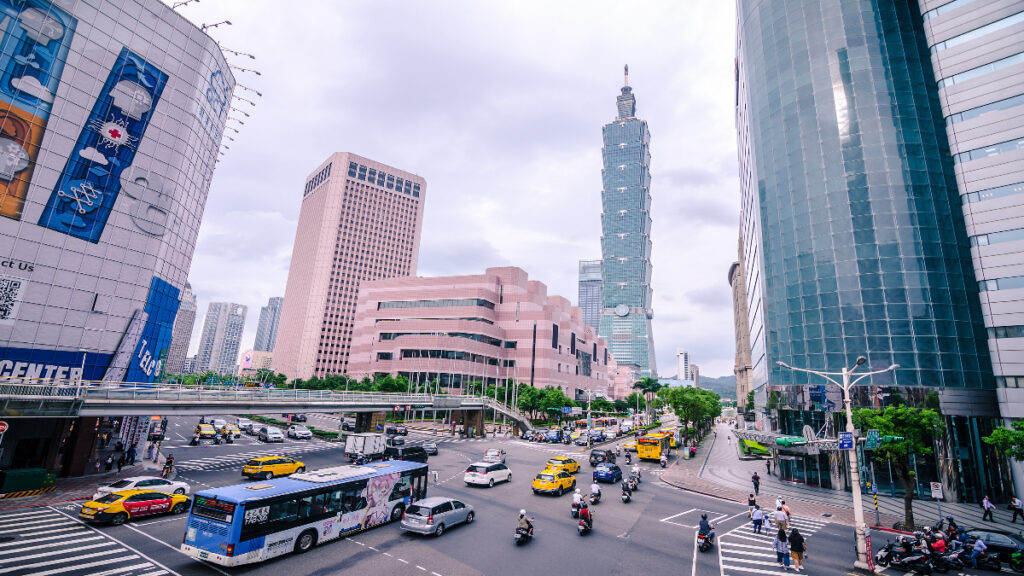 Chunghwa Telecom تحقق إيرادات وأرباحًا قياسية في عام 2025