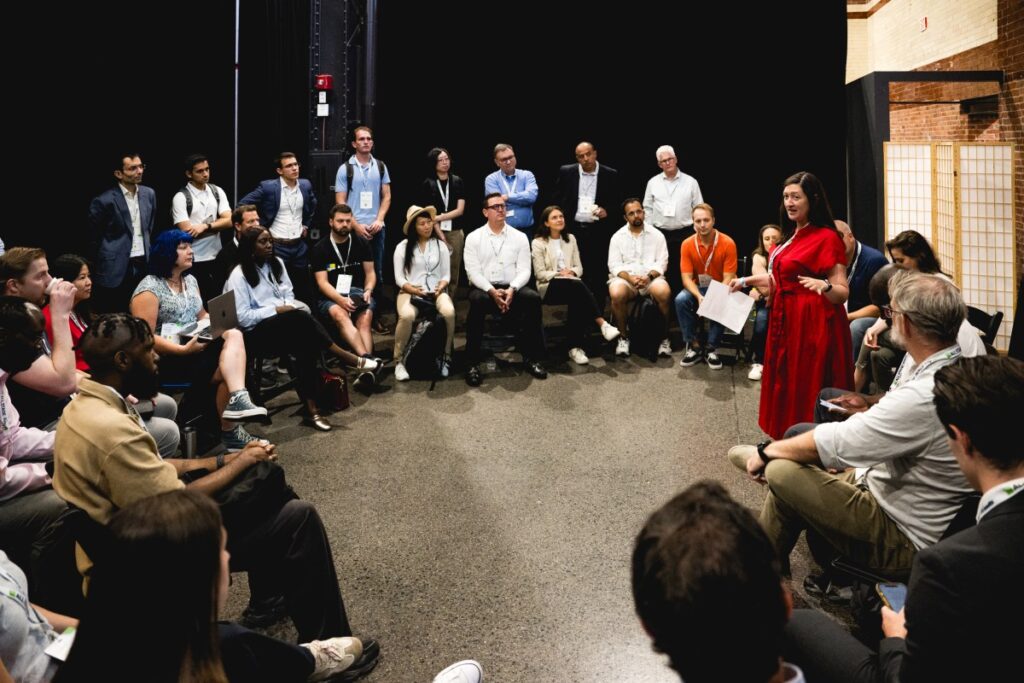 تقدم بطلبك لأخذ المسرح في Founder Summit 2026