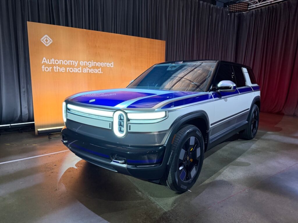 إليك كيفية تغيير Rivian للإصدار اليدوي للباب الخلفي في R2