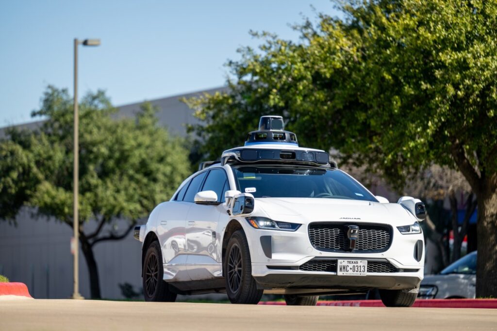 تهيمن شركة Waymo على تسجيلات المركبات ذاتية القيادة بينما تتخلف تسلا عنها