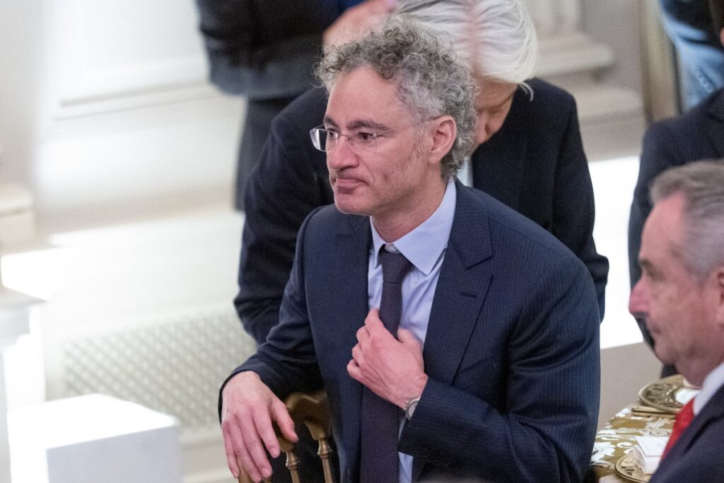 يقال إن شركة Palantir تساعد مصلحة الضرائب في التحقيق في الجرائم المالية