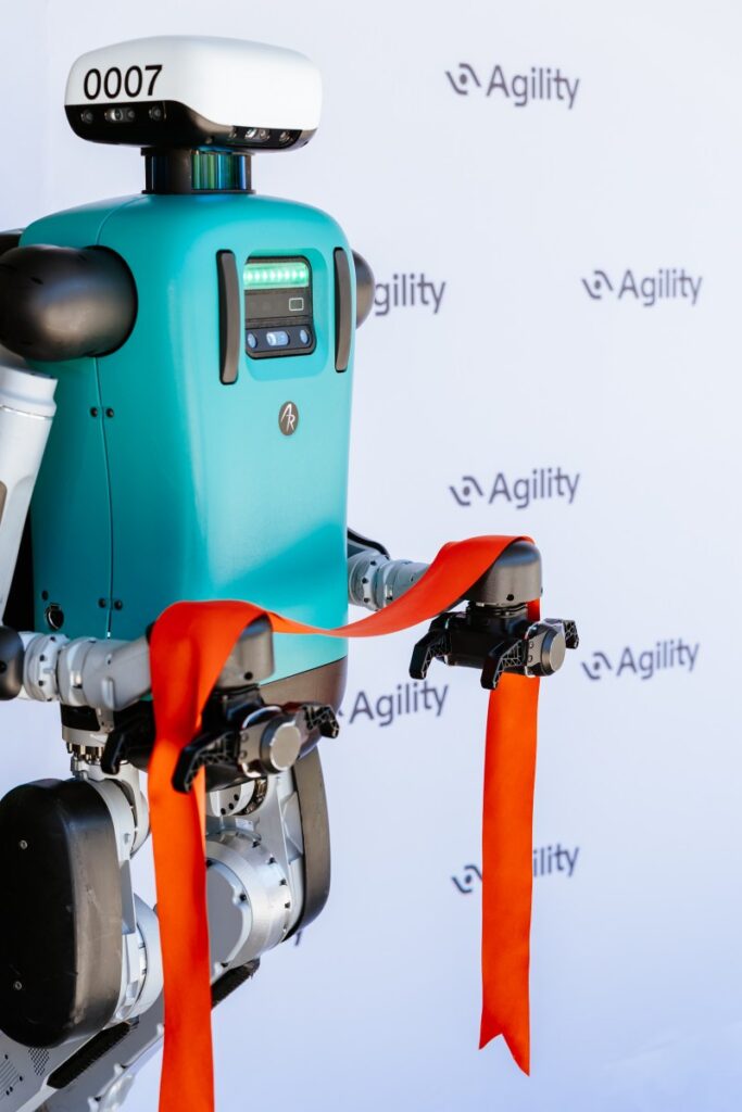 شركة Agility Robotics تزرع علمها في الفناء الخلفي لـ Tesla
